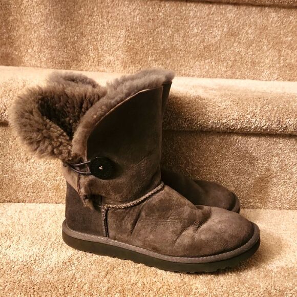 Ugg "Bailey" Button II Gray Short Suede Sheepskin Boots w/ Shearling Size 9 - Picture 1 of 13